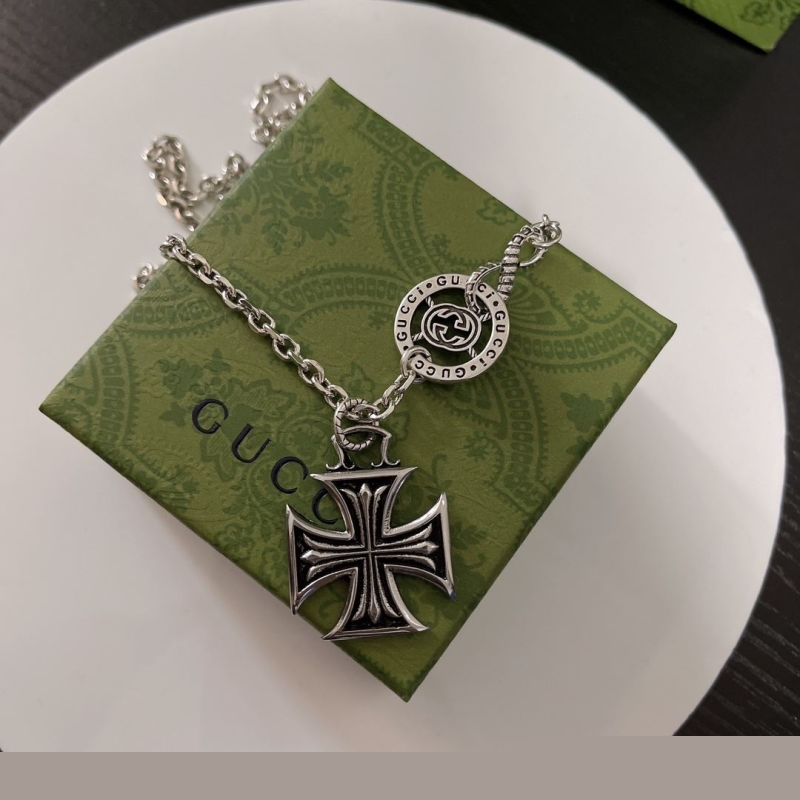 G*u*i necklaces